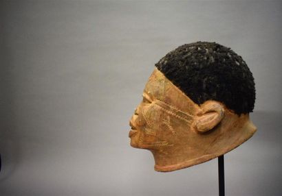null Masque casque Makonde Tanzanie Bois, cheveux H. 28 cm Provenance : Galerie 62,...
