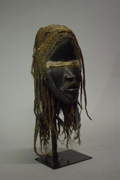 null Masque Dan, Diomandé Côte d'Ivoire Bois, fibres, métal H. 23 cm Provenance :...