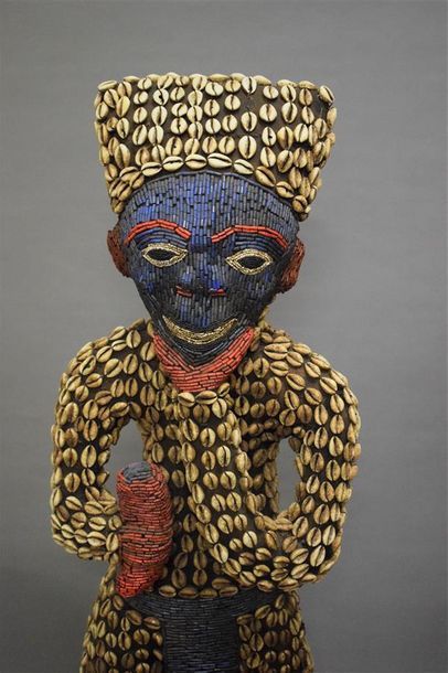 null Siège Bamoun Cameroun Bois, perles H. 136 cm Provenance : Félicia Dialossin,...