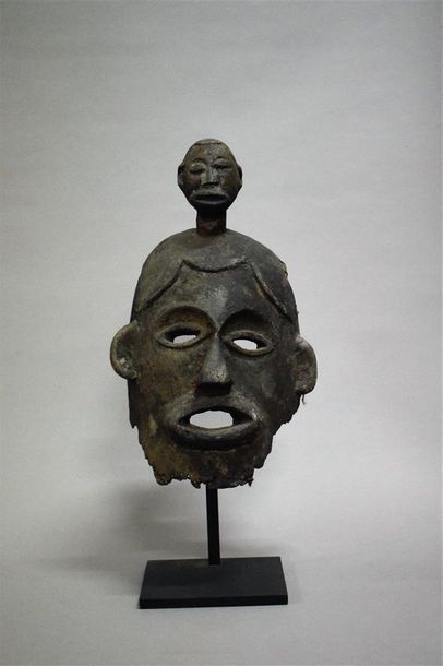 null Masque Anyang Nigeria Bois, fibre H. 39 cm Provenance : Galerie 62, Paris Bibliographie...