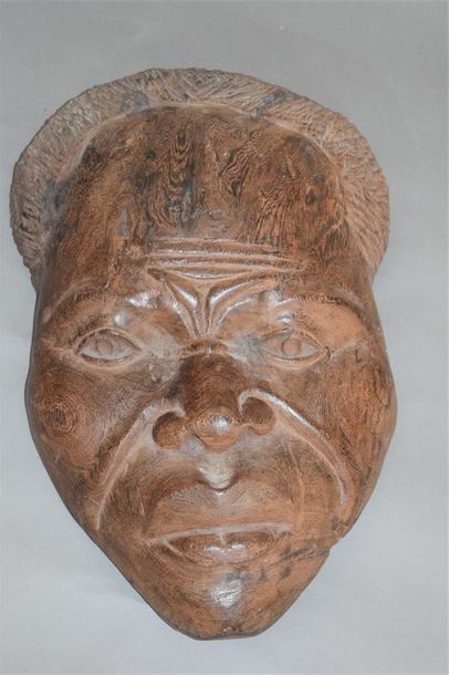 null Grégoire MASSENGO (XXe siècle) Masque d'homme Bois exotique sculpté, signé au...