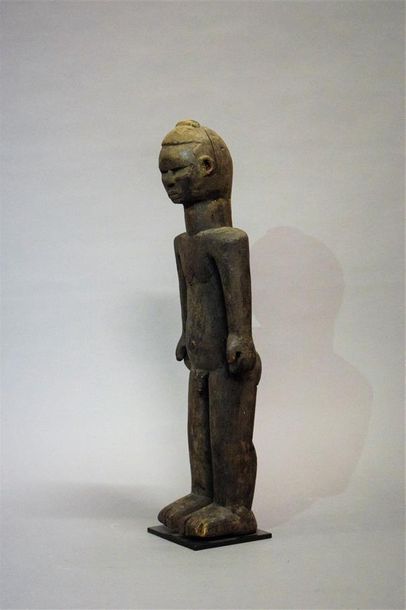null Statue Bete Côte d'Ivoire Bois H. 56 cm Personnage masculin debout, les bras...