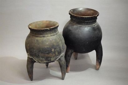 null Deux pots tripodes Cameroun ou Nigeria Terre cuite H. 39 cm et 34,5 cm Ensemble...