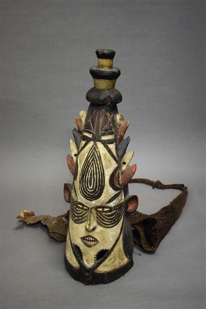 null Masque Ibo (?) Nigeria Bois, raphia, écorce, tissu, peau H. 73 cm Masque conique...