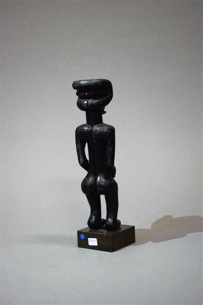 null Statue Tchokwe Angola Bois H. 25 cm Personnage masculin debout, campé sur de...