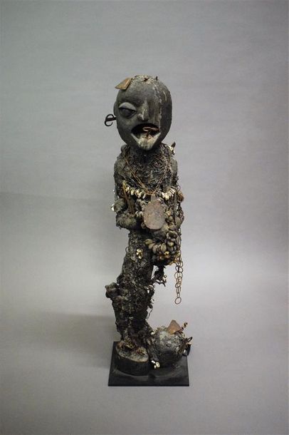 null Statue Fon Bénin Bois, métal, cauris, matériaux composites H. 88 cm Disparaissant...