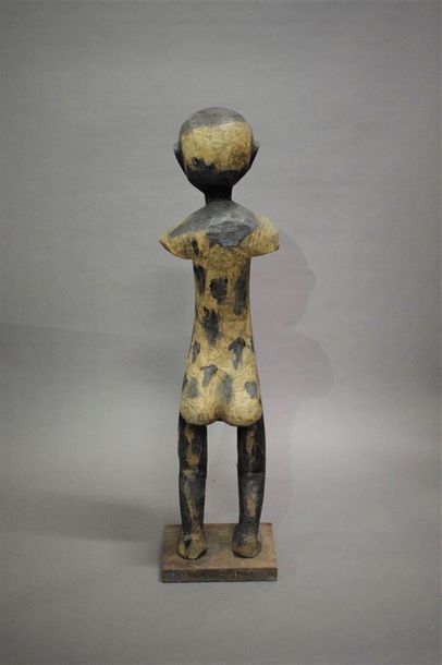 null Statue anthropomorphe Mozambique (?) Bois H. 98 cm Statue représentant un personnage...