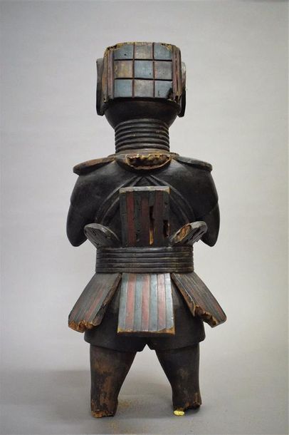 null Statue Mende Sierra Léone Bois H. 62 cm Personnage debout vêtu d'une armure...