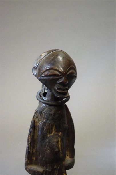 null Statue Luba République Démocratique du Congo Bois, métal H. 25 cm Le personnage...