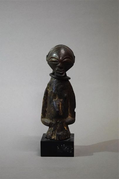 null Statue Luba République Démocratique du Congo Bois, métal H. 25 cm Le personnage...