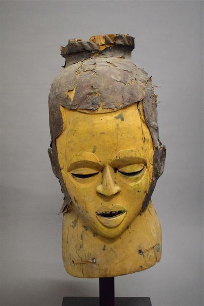 null Masque-heaume janus Ekoï Nigeria Bois, peau H. 73 cm Grand masque-heaume à deux...