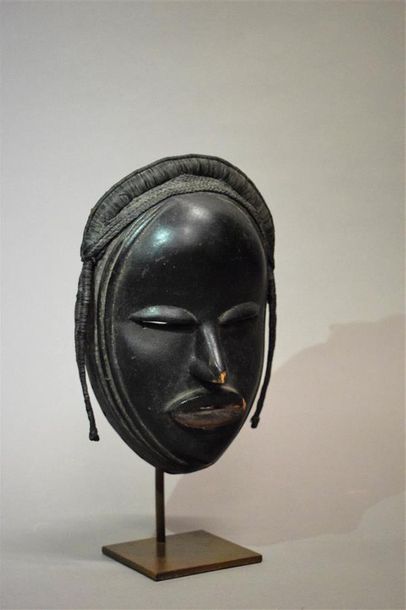 null Masque Dan Côte d'Ivoire Bois H. 27 cm Visage humain, coiffe en fibres se terminant...