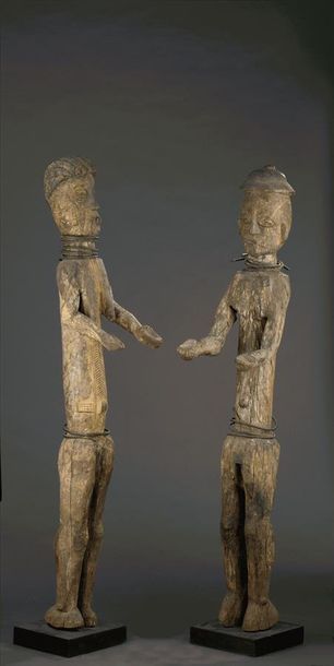 null Paire de figures d'autel Izi - Nigeria Bois, fer H. 136 cm Provenance Galerie...