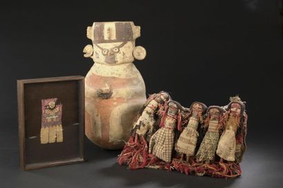 null Pochette funéraire tissée et poupées de laine Culture Chancay, Pérou L. 33 cm...