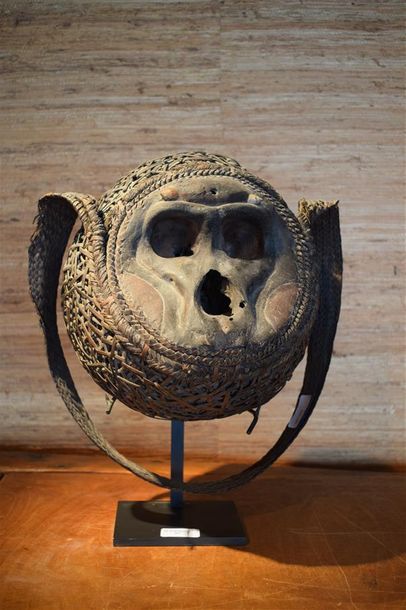 null Crâne de singe dans vannerie Vili Sud Gabon H. 25 cm Provenance Collecté au...
