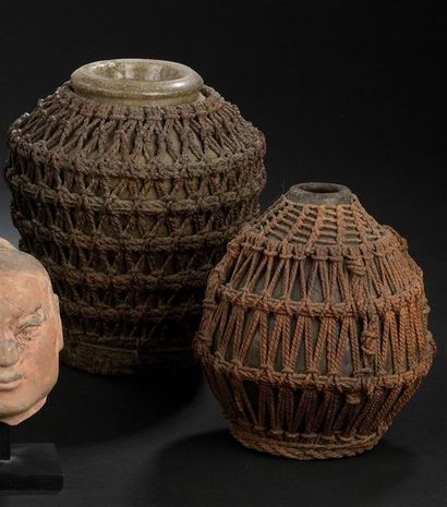 null Ensemble de deux pots, Chine, début du XXe siècle En céramique recouverts d'une...