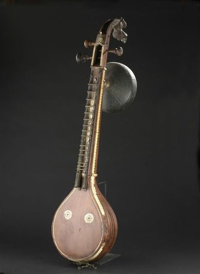 null Instrument de musique à corde « Vina », Rajasthan, Inde L'extrémité de l'instrument...