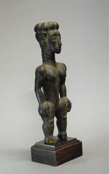 null Figure Attie Côte d'Ivoire Bois H. 35 cm Provenance : Sotheby's, Londres, 11...