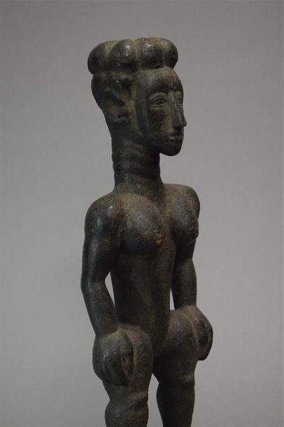 null Figure Attie Côte d'Ivoire Bois H. 35 cm Provenance : Sotheby's, Londres, 11...