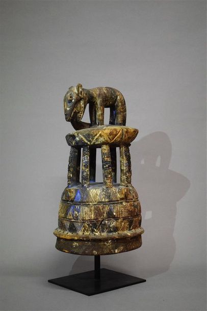 null Masque-heaume Yorouba Nigeria H. 40 cm Provenance : Pierre Robin, Paris Collection...