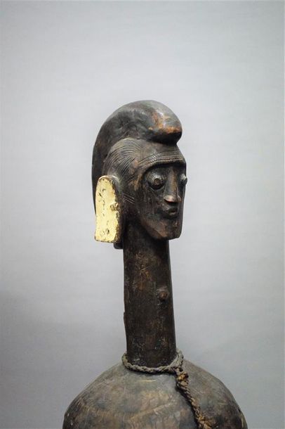 null Masque d'épaule Mumuye Nigeria Bois, métal, corde H. 85 cm Provenance : Galerie...