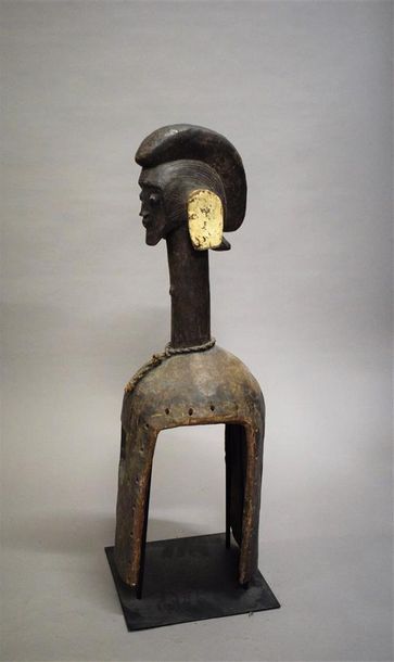 null Masque d'épaule Mumuye Nigeria Bois, métal, corde H. 85 cm Provenance : Galerie...