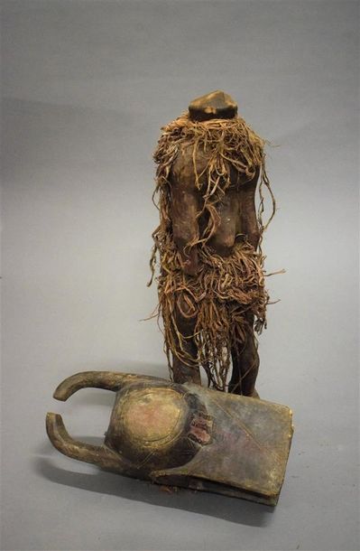 null Statue de style Chamba Nigeria Bois, fibres H. 75 cm (total), 60 cm (statue),...