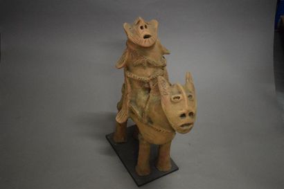 null Groupe de trois statues Dakakari Nord Nigeria Terre cuite Provenance : Galerie...