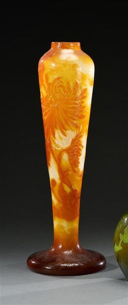 null Émile GALLÉ (1846-1904) Chrysanthèmes du Japon Haut vase balustre reposant sur...