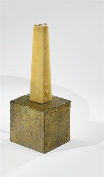 null Costa COULENTIANOS (1918-1995) Pique-cierge à base cubique en bronze moulé doré...