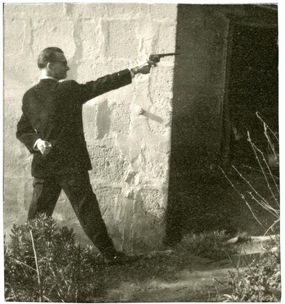null Pierre MOLINIER (1900-1976) Autoportrait tirant au revolver, circa 1955 Tirage...