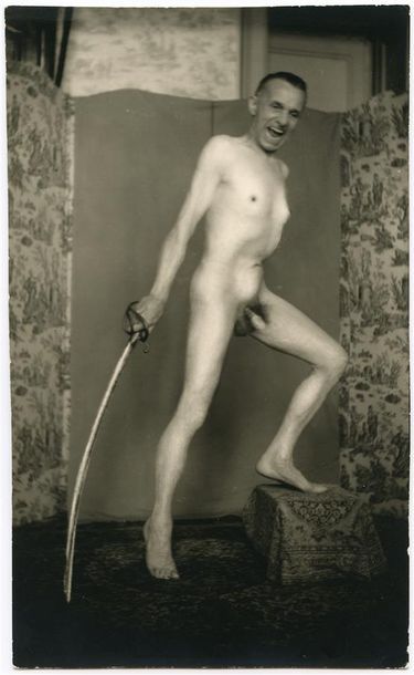 null Pierre MOLINIER (1900-1976) Autoportrait ou l'homme au sabre Tirage argentique...
