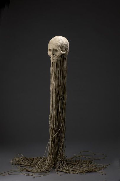null Jim SKULL (né en 1959) Crâne totem Sculpture en corde de papier, signée sur...