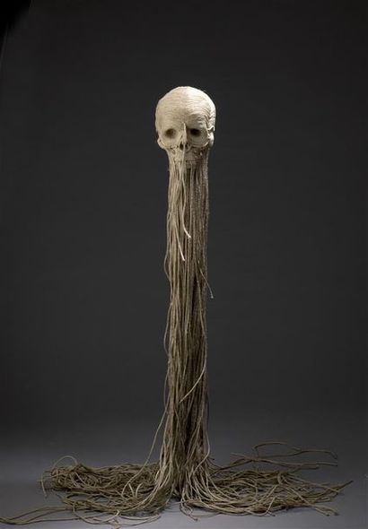 null Jim SKULL (né en 1959) Crâne totem Sculpture en corde de papier, signée sur...