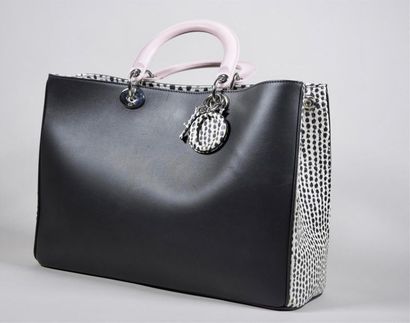 null CHRISTIAN DIOR. Sac Diorissimo grand modèle, en cuir noir, cotés en reptile...