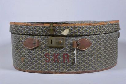 null GOYARD. Probable malle à fixer à l'extérieur des voitures, ronde à pans coupés...