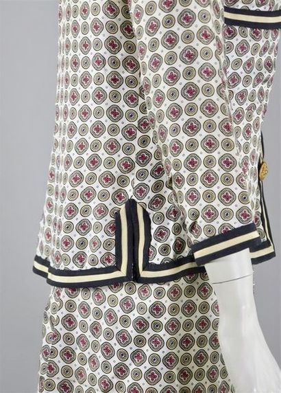 null Attribué à CHANEL Haute Couture circa 1970, Pour document. Tailleur en soie...