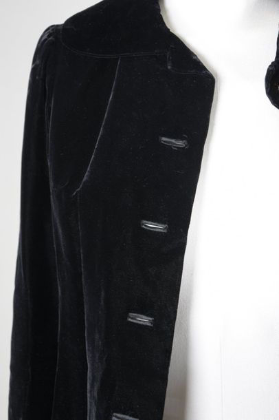 null ANONYME, dans le gout de Chanel, circa 1965. Veste courte en velours de soie...