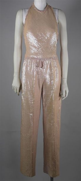 null GUY LAROCHE Paris, n°637, circa 1970. Combinaison pantalon en maille rose entièrement...
