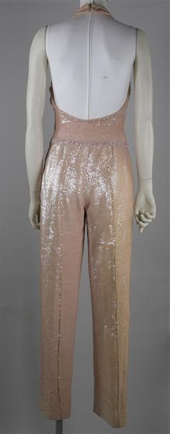 null GUY LAROCHE Paris, n°637, circa 1970. Combinaison pantalon en maille rose entièrement...