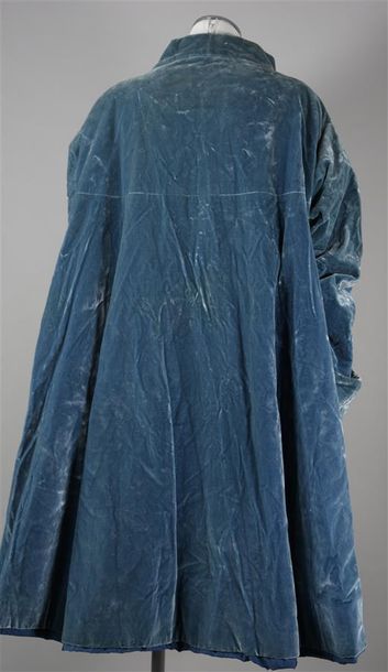 null BALENCIAGA Haute Couture n°58 602, circa 1950. Ample manteau en velours de soie...