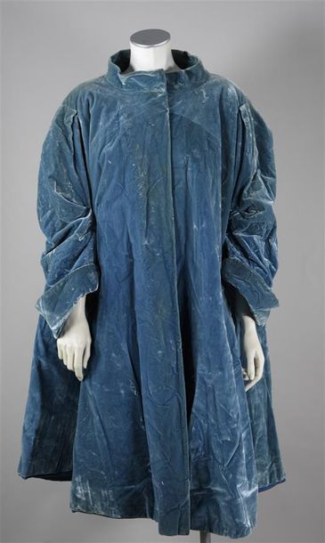 null BALENCIAGA Haute Couture n°58 602, circa 1950. Ample manteau en velours de soie...