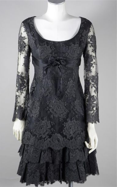 null BALENCIAGA, Dans le goût de, circa 1980.
Robe en dentelle noire à motif floral,...