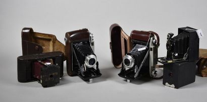 Kodak Cinq appareils: un folding à tendeur soufflet rouge, un box n°0 Brownie, deux...