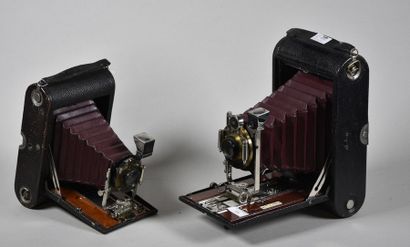 Kodak Lot comprenant:
- Imposant appareil folding n°4 A, Rollfilm, soufflet bordeaux,...