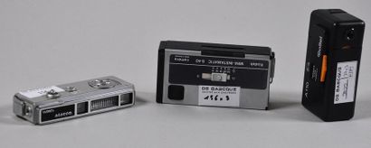 null Lot de trois appareils photo miniatures:
- un Yashica Aturon format 8 x 11 mm...