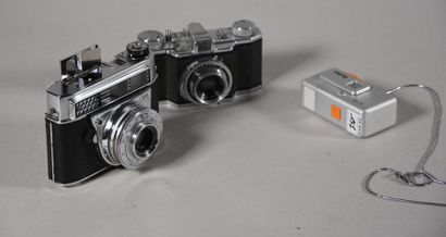 null Lot de trois appareils photo:
- un Rollei E110 objectif Tessar 23 mm F 2.8
-...