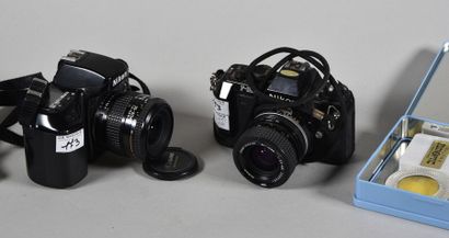 NIKON F 301 Avec objectif zoom Nikkor 35-70 mm, des filtres Nikon, un zoom Nikkor...