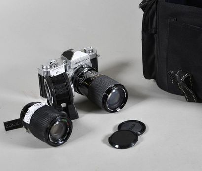 Nikkormat Appareil reflex 24x36 mm utilisant le film 135, équipé d'un objectif Sigma...