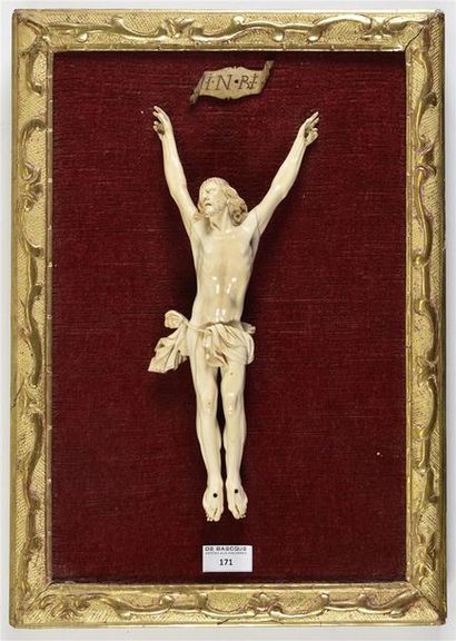 null Christ en ivoire sculpté XVIIIe siècle H. 28,5 cm Dans une baguette de la même...